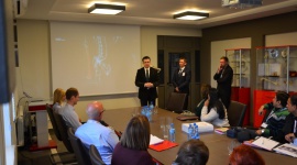 Jak powstają eksportowe hity – implanty ortopedyczne – sprawdzali zagraniczni dz BIZNES, Gospodarka - Branżowi dziennikarze ze Stanów Zjednoczonych, Brazylii, Niemiec, Rosji, a nawet Zjednoczonych Emiratów Arabskich – łącznie 15 osób - na własne oczy mogło przekonać się jak powstają cenione na całym świecie przez specjalistów implanty i narzędzia ortopedyczne.