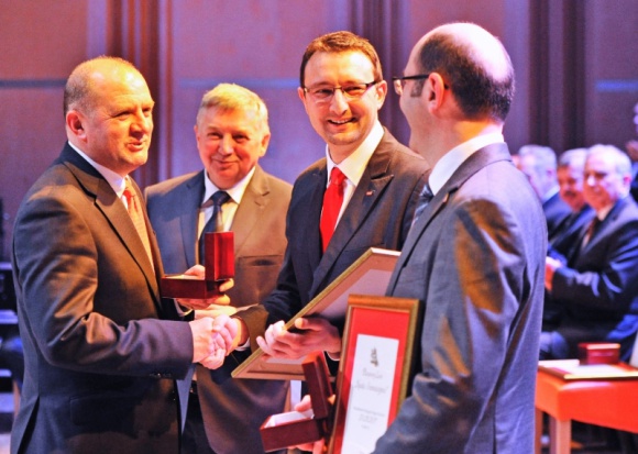 VELUX uhonorowany Platynowym Laurem Umiejętności i Kompetencji BIZNES, Gospodarka - Fabryka VELUX w Namysłowie została nagrodzona Platynowym Laurem Umiejętności i Kompetencji w kategorii „Nauka i Innowacyjność”. Jury doceniło zaangażowanie firmy na rzecz wprowadzania nowoczesnych produktów oraz innowacyjnych metod zarządzania.