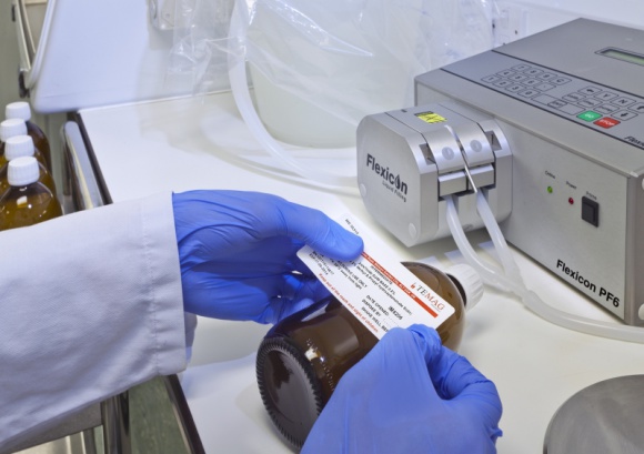 Precyzyjne dozowanie substancji w warunkach laboratoryjnych BIZNES, Gospodarka - Temag PHARMA stanęło przed wyzwaniem związanym z realizacją dużej liczby zamówień, w których niezbędne było szybkie i precyzyjne dozowanie płynów. Firma, zdecydowała się na instalację kompletu pomp Flexicon PF6, za pomocą których usprawniono proces napełniania butelek.