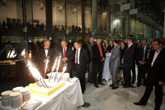 APS SA z tarczą po 2013 r. BIZNES, Gospodarka - Jeszcze wyższe obroty, ważne kontrakty, utworzenie konsorcjum energetycznego, a do tego 20. urodziny – spółka Automatyka Pomiary Sterowanie SA podsumowała rok 2013.