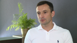 Zaskakująco dobre wyniki finansowe spółek amerykańskich. Hossę może jednak zatrzymać Fed BIZNES, ,FED, USA, Wall Street, giełda w USA, wyniki spółek w USA, QE, hossa, bańka spekulacyjna, inflacja, Rezerwa Federalna, Goldman Sachs, J.P. Morgan, J&J - Zyski amerykańskich spółek w II kwartale są znacznie powyżej prognoz. Inwestorów pozytywnie zaskoczyły banki, które miały mieć najsłabsze wyniki ze wszystkich branż. Powodów do optymizmu dostarcza także najlepsza od sześciu lat sytuacja na rynku pracy oraz koniunktura w przemyśle. Obok wyników spółek w centrum uwagi rynków jest teraz także Fed, który będzie musiał – prędzej czy później – podnieść stopy procentowe.