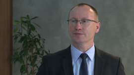 Liczba wybierających OFE rośnie lawinowo. Zyskają na tym małe i średnie spółki giełdowe BIZNES, ,OFE, OFE a ZUS, deklaracja ws. OFE, giełda, rynek kapitałowy, FUS, emerytury, składka emerytalna, oszczędności emerytalne, III filar, II filar, filar kapitałowy, zakaz reklamy OFE - W czwartek kończy się czas na podjęcie decyzji w sprawie przeznaczenia 1/7 składki emerytalnej. Im bliżej 31 lipca, tym więcej deklaracji ws. pozostania w OFE spływa do ZUS. Eksperci szacują, że klientami funduszy będzie ok 1,2-1,3 mln Polaków. Jeszcze niedawno pesymiści zakładali, że w OFE będzie mniej niż 1 mln ubezpieczonych. To dobra wiadomość dla polskiej giełdy, a zwłaszcza małych i średnich firm.