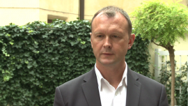 Wykluczenie rosyjskich firm z indeksów S&P i FTSE będzie ciosem w ich reputację i utrudni finansowanie BIZNES, ,Rosja, sankcje na rosyjskie firmy, sankcje sektorowe, MSCI, FTSE, S&P Dow Jones Indices, indeksy światowe, rosyjskie spółki na rynkach finansowych, Sberbank, VTB Bank, inwestorzy, pasywne inwestowanie, indeksowe inwestowanie - S&P oraz FTSE wciąż prowadzą rozmowy z uczestnikami rynku w sprawie ewentualnego wykluczenia z indeksów części firm z Rosji. Taki ruch doprowadziłby do silnej wyprzedaży ich akcji, a w konsekwencji utrudniłby im pozyskiwanie kapitału na rynku. Jedna z największych firm tworzących indeksy giełdowe, amerykańska MSCI, pozostawi Sberbank oraz VTB Bank w indeksie rosyjskich spółek, ale firma opracowała już indeksy pomijające wszystkie rosyjskie aktywa. Szacuje się, że najważniejsze indeksy opracowywane przez MSCI, S&P oraz FTSE śledzi kapitał o wartości bilionów dolarów.