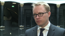 J. Żuralski (Private Wealth Consulting): Nie ma ryzyka, że akcje Lotosu o wartości 1 mld zł trafią do niepożądanych inwestorów z Rosji INWESTOR, ,Grupa Lotos, emisja akcji Lotosu, spółki strategiczne, bezpieczeństwo energetyczne, niezależność energetyczna, polityka energetyczna, MSP, Skarb Państwa, nadzór właścicielski MSP, inwestycje Lotosu, wyniki Lotosu - Grupa Lotos planuje pozyskać z rynku 1 mld zł na zwiększenie dostępu do własnych surowców oraz rozwój sieci stacji benzynowych. Spółka potrzebuje kapitału, ponieważ z powodu dekoniunktury na rynku ropy naftowej ponosi straty, a prognozy na następne kwartały nie są optymistyczne. To główny problem dla zarządu i Skarbu Państwa, gdyż ryzyko objęcia nowej emisji przez inwestorów, którzy mogliby sabotować politykę energetyczną rządu, jest bardzo małe.