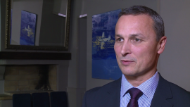 Za kilka lat ponad połowa przychodów LPP ma pochodzić z zagranicy. Niemcy, Chorwacja i Bliski Wschód priorytetowymi kierunkami ekspansji INWESTOR, ,LPP, Reserved, Cropp, Mohito, Sinsay, House, LPP w Rosji, LPP w Katarze, LPP w Niemczech, wyniki LPP, ekspansja LPP, marki LPP, sprzedaż LPP - LPP planuje otworzyć w tym roku cztery sklepy Reserved w Niemczech, a docelowo ma ich przybywać co roku dziesięć. Gdańska spółka wchodzi obecnie na rynek w Katarze i hamuje inwestycje w Rosji mimo ponad 20-proc. dynamiki sprzedaży. Po tym, jak marka Reserved zdobędzie uznanie klientów, LPP chce oferować na rynkach zagranicznych inne brandy i w perspektywie kilku lat przewiduje wzrost udziału zagranicy w przychodach do 50 proc., a potem przekroczenie tego progu.