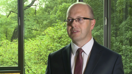 P. Tokarczuk (KGHM): Zarządzanie długiem z centrali obniży jego koszty o 250 mln zł w ciągu 5 lat INWESTOR, ,KGHM, konsolidacja danych finansowych, KGHM konsolidacja finansowania zewnętrznego, KGHM kredyt z EBI, KGHM kredyt konsorcjalny, KGHM dług EBITDA, KGHM zadłużenie, KGHM wyniki - KGHM centralizuje odpowiedzialność za finansowanie zewnętrzne na poziomie spółki matki. Celem jest obniżka kosztów zadłużenia oraz poprawa kontroli przepływów w całej grupie kapitałowej. Dzięki tej zmianie inwestorzy będą mogli łatwiej śledzić wskaźniki zadłużenia KGHM na poziomie skonsolidowanym.