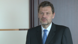 Inwestorzy od początku 2014 r. z rezerwą podchodzą do akcji banków. Druga połowa roku może być dla instytucji finansowych jeszcze większym wyzwaniem INWESTOR, ,banki, sektor bankowy, GPW, giełda, zyski banków, przychody banków, RPP, stopy procentowe, spowolnienie, PKB Polski, koszty banków, PMI, koniunktura w polskiej gospodarce - Niechęć inwestorów do akcji banków, spowodowana jest tym, że gospodarka zdradza coraz więcej oznak spowolnienia. Lipcowy indeks PMI pokazał, że po raz pierwszy od roku pogarsza się koniunktura w polskim przemyśle. Rosną zatem szanse na to, że stopy procentowe jeszcze spadną, a to obniżyłoby wyniki odsetkowe banków. Instytucje finansowe mogą jednak ustabilizować swoje zyski, jeśli udzielą więcej kredytów, które poprawią wynik z tytułu opłat i prowizji.