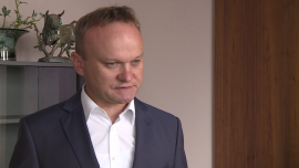 M. Wołos (TMS Brokers): EBC rozpocznie skup aktywów dopiero po wrześniu INWESTOR, ,EBC, QE w strefie euro, luzowanie ilościowe w strefie euro, program ABS w strefie euro, Mario Draghi, obligacje w strefie euro, EUR/USD, Espirito Santo, europejskie banki, polityka EBC - Europejski Bank Centralny nie rozpocznie programu skupu aktywów dopóki nie oceni skutków wcześniejszych działań. Inwestorzy od dłuższego czasu twierdzą jednak, że taka interwencja jest tylko kwestią czasu. Dlatego rynek będzie uważnie śledził kolejną konferencję M. Draghiego, która może dać wskazówki dotyczące tego, kiedy EBC rozpocznie program luzowania ilościowego.