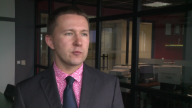 P. Kwiecień: Spodziewany dobry odczyt PMI w USA. Amerykańska gospodarka ma stabilne podstawy wzrostu INWESTOR, ,USA, PMI, FED - Dzisiaj opublikowany zostanie wstępny odczyt indeksu PMI dla przemysłu w USA. Według prognoz ma się utrzymać na poziomie ponad 55 pkt. Zdaniem Przemysława Kwietnia z XTB gospodarka amerykańska ma do tego solidne podstawy, bo dobre dane płyną z wielu sektorów rynku. Teraz najważniejsze jest to, jakie działania podejmie Rezerwa Federalna, oraz to, kiedy nastąpi podwyżka stóp procentowych, trudno się jej jednak spodziewać w ciągu najbliższych kilku miesięcy.