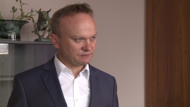 M. Wołos (TMS Brokers): Rosja może stracić na odpływie kapitału 10 proc. PKB INWESTOR, ,Rosja, rubel, ucieczka kapitału z Rosji, odpływ kapitału z Rosji, centralny bank Rosji, USD/RUB, koszt polityki Putina, stopy procentowe w Rosji, rezerwy walutowe Rosji - Rosyjska gospodarka może utracić w tym roku blisko 200 mld dolarów z powodu ucieczki kapitału. Choć to równowartość 10 proc. tamtejszego PKB, rosyjski bank centralny i władze przekonują, że nie jest to duży problem. Firmy i konsumenci płacą jednak wysoką cenę za politykę Władimira Putina. Drożeją dobra z importu i kredyty. Pogłębia się też luka w budżecie, dlatego kolejnym ciosem dla gospodarki może być wzrost podatków.