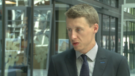 Realny zysk z rocznej lokaty wynosi mniej niż 1 proc. Ich rentowność będzie wciąż spadać INWESTOR, ,lokaty, atrakcyjność lokat, depozyty terminowe, stopy procentowe, zyskowność lokat, fundusze inwestycyjne, TFI, fundusze rynku pieniężnego, oszczędności Polaków, obligacje detaliczne SP - Polacy przestają inwestować w depozyty terminowe, bo przeciętna oferta nie pozwala zarobić w ciągu roku nawet 1 proc. Napływ nowych środków na lokaty był w czerwcu bliski zera. Wzrost wartości ulokowanych tam środków o 550 mln zł to głównie zasługa narastających odsetek. Z drugiej strony nie widać wzrostu zainteresowania bezpiecznymi funduszami inwestycyjnymi oraz detalicznymi obligacjami Skarbu Państwa.