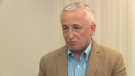 Trudne półrocze dla domów maklerskich. Nadzieją poprawa koniunktury i zmiany na GPW INWESTOR, ,domy maklerskie, GPW, rachunki inwestycyjne, brokerzy - Domy maklerskie mają za sobą trudne półrocze – na podstawowej działalności praktycznie nic nie zarobiły. Bardziej zapobiegliwi funkcjonują głównie w oparciu o własne inwestycje i pozabrokerskie usługi dla klientów. Szans na nowych inwestorów i większą liczbę debiutów upatrują w działaniach nowych władz giełdy. Zdaniem brokerów powinny one w większym stopniu zaangażować się w aktywizację inwestorów.