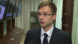 Ł. Bugaj (DM BOŚ): Rynki nie martwią się Włochami i Espirito Santo, bo EBC może interweniować INWESTOR, ,DM BOŚ, Włochy, Portugalia, Espirito Santo, EBC, strefa euro, stagnacja, dług publiczny w strefie euro, Niemcy, Francja, obligacje w strefie euro, problemy strukturalne strefy euro - Problemy włoskiej gospodarki oraz portugalskiego banku Espirito Santo zaskoczyły wielu inwestorów, którzy nieco zapomnieli o problemach południa strefy euro. Negatywna niespodzianka nie wywołała jednak gwałtownej wyprzedaży na rynkach poza giełdami w Mediolanie i Lizbonie. Rynki wiedzą, że EBC nie pozwoli na ponowną eskalację kryzysu i w każdej chwili może interweniować. To pozwala im – przynajmniej na razie – nie martwić się wysokim zadłużeniem i stagnacją w strefie euro.