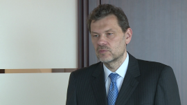 J. Chwedoruk (Rothschild): Nowe stress-testy w Europie będą bardziej wiarygodne od poprzednich. Rynki na razie nie obawiają się wyników INWESTOR, ,stress-testy, stress testy, EBC, Europejski Nadzór Bankowy, Europejska Rada Ryzyka Systemowego, kondycja banków w Polsce, kondycja banków w strefie euro, wypłacalność banków, testy warunków skrajnych w sektorze bankowym, AQR, asset-quality review - Po raz pierwszy kondycja 124 europejskich banków będzie oceniona według tych samych założeń i metodologii. W poprzednich testach odmienne podejścia do szacowania ryzyka zmniejszyły ich wiarygodność w oczach inwestorów. Rynki finansowe na razie nie obawiają się złych wyników stress-testów, ponieważ za stabilnością systemu finansowego stoi pośrednio EBC, co pokazał przypadek Banco Espirito Santo.