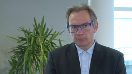 C. Stypułkowski (mBank): Od początku roku zyskaliśmy 400-500 klientów korporacyjnych. Nie satysfakcjonuje nas przyrost klientów detalicznych INWESTOR, ,mBank, banki, WIG-Banki, giełda, inwestorzy, PMI dla przemysłu, spowolnienie, RPP, stopy procentowe, efektywność banków, zyski banków, wyniki za II kwartał - W II kwartale mBank znalazł się wśród 3 najbardziej efektywnych kosztowo banków – mówi prezes banku Cezary Stypułkowski. Porównując do II kwartału 2013 r., mBank poprawił wynik odsetkowy o ponad 12 proc., a prowizyjny – ponad 16 proc. Mimo to inwestorzy od początku roku pozbywają się akcji banków, a w lipcu wyprzedaż została pogłębiona przez serię złych danych z polskiej gospodarki. Zyski banków mogą się obniżyć także z powodu coraz wyższego prawdopodobieństwa obniżek stóp procentowych.