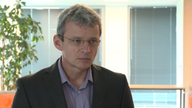 Lipiec przerwał dobrą passę funduszy inwestycyjnych BIZNES, ,TFI, fundusze inwestycyjne, inwestorzy, rynek TFI, GPW, giełda, rynek kapitałowy, OFE, stopa zwrotu, fundusz celu, target fund, lokaty bankowe, stopy procentowe, RPP, NBP - Mimo słabego lipca, kiedy aktywa zgromadzone w TFI spadły o 3,7 mld zł, fundusze inwestycyjne są zadowolone z wyników osiąganych w tym roku. TFI korzystają na tym, że są niskie stopy procentowe, które zmniejszają atrakcyjność lokat bankowych. Kolejnym wyzwaniem dla banków mogą być niedługo fundusze celu. Mają one osiągać określoną stopę zwrotu, np. 5 proc., przy ryzyku porównywalnym z lokatą bankową.