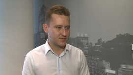 M. Czachor (Erste Securities): Polskie spółki spożywcze są tańsze od zagranicznych o 30-40 proc. INWESTOR, ,Erste Securities, GPW, WIG-Spożywczy, spółki spożywcze, branża spożywcza, Rosja, Ukraina, sankcje, Graal, Wawel, PKM Duda, Colian, ZPC Otmuchów - Spółki spożywcze z GPW prowadzą ambitne programy inwestycyjne, które w perspektywie 2-3 lat przełożą się na wzrost ich wartości. Obecnie branża jest w niełasce inwestorów, głównie ze względu na sytuację za wschodnią granicą oraz stagnację konsumpcji w Polsce. W rezultacie polskie spółki są tańsze od zagranicznych konkurentów nawet o 40 proc., a tak głęboka przecena nie znajduje uzasadnienia w czynnikach fundamentalnych.