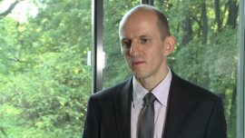 Stowarzyszenie Inwestorów Indywidualnych: Spółki giełdowe często zaniedbują komunikację z drobnymi inwestorami INWESTOR, ,SII, Stowarzyszenie Inwestorów Indywidualnych, GPW, giełda, relacje inwestorskie, relacje inwestorskie S II, relacje inwestorskie polskie spółki, inwestorzy drobni, inwestorzy indywidualni, IPO - Większość polskich spółek interesuje się drobnymi inwestorami tylko przez moment, kiedy debiutuje na giełdzie. Po sprzedaży akcji efektywna komunikacja najczęściej ogranicza się tylko do dużych inwestorów, jak np. fundusze. Powodem jest to, że na GPW inwestuje obecnie ok. 300 tys. Polaków, którzy poświęcają temu relatywnie mało czasu. Polski rynek będzie jednak dojrzewał i wymusi na spółkach poprawę komunikacji.