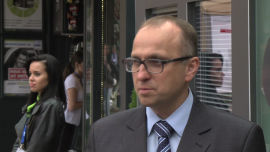 Ruch kupuje udziały w spółce e-Kiosk. Chce także świadczyć usługi finansowe, gotówkowe i pocztowe BIZNES, ,Ruch SA, dystrybucja, prasa cyfrowa, prasa drukowana, Benefia, usługi finansowe - Krajowy potentat dystrybucji będzie sprzedawać prasę zarówno w formie papierowej, jak i cyfrowej. Zamierza także poszerzyć zakres swojej działalności o usługi, lepiej wykorzystując potencjał największej w kraju sieci kiosków. Dariusz Stolarczyk, wiceprezes Ruchu, zapowiada, że firma chce być przedsiębiorstwem nowoczesnym, ukierunkowanym na realizację najpilniejszych potrzeb klientów.