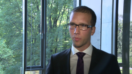 M. Gątarz (UniCredit CAIB Polska): Nie będzie głębokiej restrukturyzacji w Kompanii Węglowej, bo rząd obawia się protestów górników INWESTOR, ,Kompania Węglowa, KHW, JSW, PGE, Marcin Gątarz, plan ratunkowy Taras, plan ratunkowy Kompania Węglowa, upadłość Kompanii Węglowej, polskie górnictwo, polskie kopalnie - Związki zawodowe w Kompanii Węglowej nie akceptują planu naprawczego przygotowanego przez zarząd. Jego wdrożenie jest jednak koniecznie, by uratować 54 tys. miejsc pracy i uniknąć upadłości – ostrzegał niedawno prezes KW Mirosław Taras. Związkowcy naciskają na sprzedaż części kopalń i integrację ze spółkami energetycznymi. Taki scenariusz staje się coraz bardziej realny, bo rząd nie chce wchodzić z nimi konflikt.