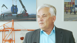 Obroty BCT Bałtyckiego Terminalu Kontenerowego w I półroczu br. wzrosły o jedną czwartą INWESTOR, ,eksport, Bałtycki Terminal Kontenerowy, VAT, służba celna - Obok dobrej koniunktury gospodarczej oraz wydajniejszej pracy terminalu, armatorów oraz służby celnej, głównym powodem szybkiego wzrostu obrotów było wprowadzenie zmian w przepisach dotyczących podatku VAT płaconego przez importerów. Krzysztof Szymborski, prezes BCT Bałtyckiego Terminalu Kontenerowego, obawia się, że na skutek sankcji nałożonych przez Unię Europejską i Federację Rosyjską oraz embarga w drugim półroczu br. może zmniejszyć się wolumen przewozów do Rosji.