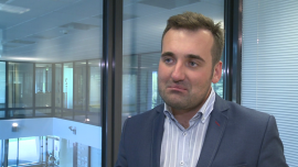 Cudzoziemcy zainteresowani krakowskim rynkiem nieruchomości. Kryzys w nieruchomościach idzie w zapomnienie INWESTOR, ,Kraków, mieszkania, apartamenty - Około 10 proc. apartamentów sprzedawanych w Polsce trafia w ręce obcokrajowców. W Krakowie największym zainteresowaniem cieszą się odrestaurowane kamienice na Starym Mieście i nowe projekty w prestiżowych lokalizacjach. Średnia cena dla całego Krakowa to ponad 6 tys. zł za 1 mkw., natomiast dla segmentu premium ceny te są nawet kilkakrotnie wyższe. Rynek mieszkaniowy kryzys ma za sobą.