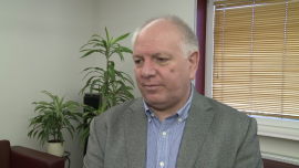 S. Cacek (Sfinks Polska): Dzięki restrukturyzacji poprawiamy wyniki o kilkadziesiąt procent. Do końca roku nowa strategia INWESTOR, ,Sfinks Polska, Sfinks, Sfinks nowe menu, Sfinks nowe karty, Sfinks nowe lokale, Sfinks restauracje, Sfinks zyski, Sfinks prognozy, Sfinks restrukturyzacja, Sfinks nowa strategia - Sfinks Polska osiągnął rentowność w pierwszej połowie roku, choć marże pozostają wciąż na niskim poziomie. Gastronomiczna spółka zapowiada dalsze zmiany w menu i optymalizuje sieć restauracji wraz z ich wyglądem i standardem. Priorytetem mają być lokalizacje w centrach handlowych dużych miast, gdzie Sfinks spodziewa się dynamicznego wzrostu konsumpcji. Do końca 2014 r. inwestorzy mają poznać nową strategię spółki na najbliższe 5 lat.