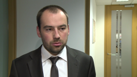 Od roku obrotowego 2017 duże spółki będą musiały publikować raporty pozafinasowe. Unia Europejska chce zmian w ustawie o rachunkowości INWESTOR, ,KE, raporty pozafinasowe, odpowiedzialne inwestowanie, Crido Taxand, Eurosif European SRI Study 2014 - Od 2017 roku duże polskie spółki giełdowe poza tradycyjnymi raportami o wynikach będą musiały publikować raporty pozafinansowe. Zgodnie z zatwierdzoną we wrześniu przez Radę Unii Europejskiej dyrektywą o rachunkowości firmy muszą informować także o społecznych, pracowniczych i środowiskowych aspektach swojej działalności.