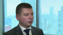 Strabag zwiększy zatrudnienie. Chce mieć obroty przynajmniej na poziomie 1 mld euro rocznie INWESTOR, ,Strabag, infrastruktura, inwestycje, budownictwo, partnerstwo publiczno-prywatne - Strabag zapowiada zwiększenie zatrudnienia i stabilny rozwój przez kolejne lata dzięki poprawiającym się marżom. Spółka chce poszerzać portfel zamówień we wszystkich obszarach budownictwa, a nawet jedna czwarta przychodów ma pochodzić z budownictwa kubaturowego. Strabag jest też zainteresowany partnerstwem publiczno-prywatnym, ale tylko na większych kontraktach.