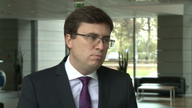 J.Borowski (Crédit Agricole): W październiku stopy w dół. Większa obniżka możliwa dopiero w listopadzie INWESTOR, ,stopy procentowe, RPP, Fed, złoty, obligacje - Obniżka stóp procentowych w październiku jest przez większość uczestników rynku uważana za niemal pewną. Zdaniem Jakuba Borowskiego, głównego ekonomisty Crédit Agricole, rynek czekają dwie obniżki, mniejsza w październiku i większa w listopadzie. W sumie będzie to cięcie o 75 punktów bazowych. Takie ruchy Rady nie wpłyną na notowania złotego, którymi zachwiać mogłaby tylko zmiana polityki pieniężnej amerykańskiego Fedu. Jest ona jednak bardzo mało prawdopodobna.