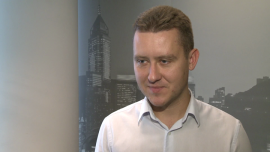 M. Czachor (Erste Securities): CCC i mniejsi detaliści mogą pokazać dobre wyniki. Hurt i dystrybucja nadal pod presją rynku INWESTOR, ,spółki hurtowe, spółki dystrybucyjne, Eurocash, Emperia, Jeronimo Martins, CCC, LPP, detaliści, spółki detaliczne, rynek odzieżowy, rynek spożywczy, marże detalistów, marże hurtowników - Od początku tego roku Eurocash i Emperia straciły ponad 30 proc. rynkowej wartości. Pogłębienie deflacji w polskiej gospodarce i rosnąca presja konkurencyjna mogą doprowadzić do jeszcze głębszej przeceny spółek zajmujących się sprzedażą i dystrybucją żywności. Okazji inwestycyjnych należy szukać przede wszystkim wśród mniejszych detalistów, którzy przeprowadzili restrukturyzację i nie mają ekspozycji na ceny produktów rolnych i spożywczych.