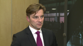 M. Woszczyk (PGE): Wymagania środowiskowe dla energetyki będą rosnąć. Branża oczekuje stabilnej regulacji BIZNES, ,PGE EJ1, Marek Woszczyk, elektrownia atomowa, Pakiet 2030, redukcja emisji CO2, wymagania środowiskowe - Dywersyfikacja źródeł energii ma być odpowiedzią PGE na rosnące wymagania środowiskowe stawiane sektorowi energetycznemu. Być może jeszcze w październiku Rada Europejska przyjmie Pakiet 2030, który w zaproponowanej przez Komisję Europejską formie zakłada aż 40-proc. redukcję emisji dwutlenku węgla. PGE podkreśla, że do długoterminowych inwestycji, m.in. w energetykę jądrową, niezbędna jest stabilność regulacji.