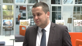 Rosną oszczędności Polaków. Skłonność do ryzyka jest jednak wciąż niewielka BIZNES, ,oszczędności, lokaty, inwestycje, NBP, Getin Noble Bank - Polacy oszczędzają coraz więcej. Jak policzył Narodowy Bank Polski oszczędności Polaków pod koniec zeszłego roku wyniosły 850 mld zł i wciąż rosną. Większość z nich inwestujemy jednak w sposób zachowawczy. Bezpiecznie, więc bez szans na spektakularne zyski.