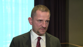 Farmio, producent jaj bez GMO, zajmie się produkcją mięsa z kurczaków. Drób będzie hodowany bez antybiotyków INWESTOR, ,rynek spożywczy, jaja, drób, GMO, antybiotyk u dzieci, modyfikacja genetyczna - Farmio, producent jaj kurzych, stawia na produkcję, w której nie używa się środków modyfikowanych genetycznie (GMO) ani antybiotyków. Przedsiębiorstwo w swojej działalności nie zamierza się ograniczać tylko do jaj. Obecnie wprowadza na rynek mięso drobiowe, a w kolejce czekają inne artykuły spożywcze.