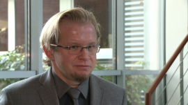 Rośnie zapotrzebowanie na zaawansowane technologicznie drukarki fiskalne BIZNES, ,Posnet Polska, kasa fiskalna, drukarka fiskalna - Rosną oczekiwania przedsiębiorców wobec kas fiskalnych. Firmy oczekują, że drukarki będą wyposażone w coraz mocniejsze systemy obliczeniowe, a równocześnie, że będą zajmowały coraz mniej miejsca. Na rynku widać też rozwarstwienie – przedsiębiorcy kupują albo najtańsze, albo najbardziej zaawansowane urządzenia. Coraz więcej nabywców kas to duże przedsiębiorstwa, małych firm ubywa.