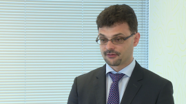 Mimo oczekiwania na obniżkę stóp oprocentowanie lokat pozostaje stabilne INWESTOR, ,banki, sektor bankowy, sektor bankowy w Polsce, Deloitte, Deloitte Polska - Polskie banki są zainteresowane depozytami zagranicznych klientów. Oprocentowanie lokat w walucie jednak zasadniczo nie różni się od tego, jakie oferują inne europejskie instytucje finansowe. Z kolei inwestycja w złotych wiąże się dla zagranicznych inwestorów z dodatkowymi opłatami i ryzykiem kursowym. Dlatego banki, które wkrótce będą musiały spełniać wyższe kryteria płynnościowe, zachęcają rodzimych klientów do zakładania lokat nieobniżaniem oprocentowania depozytów.