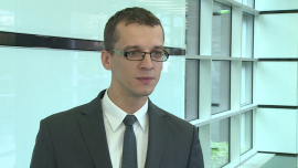 Bank Millennium: bezrobocie we wrześniu wyniosło 11,5 proc. Nie musi to jednak oznaczać wzrostu liczby miejsc pracy INWESTOR, ,bezrobocie, bezrobocie kobiet, bezrobocie młodych, bezrobocie strukturalne, koniunktura, Koniunktura gospodarcza - Bezrobocie we wrześniu z dużym prawdopodobieństwem po raz kolejny spadło. Zdaniem analityków Banku Millennium wyniosło 11,5 proc. wobec 11,7 proc. w sierpniu. Nie musi to jednak oznaczać rzeczywistego wzrostu popytu na pracę. Statystyki zaburzane są przez działania Urzędów Pracy, które mogą wykluczać z rejestru bezrobotnych, mimo że nie znaleźli oni zatrudnienia. Nowe miejsca pracy powinny powstawać w firmach sprzedających za granicą. Spadek koniunktury w Niemczech może jednak wyhamować tempo poprawy na rynku zatrudnienia.