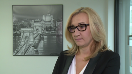 Obniżki stóp NBP zmniejszą zyski polskich banków. Analitycy radzą, by wstrzymać się z inwestowaniem w nie do przyszłego roku INWESTOR, ,banki, wyniki, wycena, stress testy, EBC, RPP, stopy procentowe NBP, prowizje - Mimo że polskie banki są w bardzo dobrej kondycji, inwestowanie pieniędzy w ich akcje staje się ryzykowne. Obniżanie przez Radę Polityki Pieniężnej stóp procentowych może pogorszyć dobre, tegoroczne wyniki sektora, a wyceny są już wysokie.