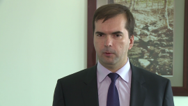 Ciech liczy na zdobycie nowych rynków eksportowych dzięki nowemu właścicielowi i coraz lepszej kondycji finansowej BIZNES, ,Ciech, prezes, Kulczyk, prognozy, restrukturyzacja, produkcja, soda, żywice - Wprowadzany w Ciechu od dwóch lat program restrukturyzacji przynosi efekty. Dzięki redukcji zatrudnienia i inwestycjom rozwojowym, m.in. w nowe linie produkcyjne, firma nie tylko zaczęła zarabiać, lecz także po I półroczu była najbardziej rentowną spółką chemiczną na giełdzie, chodzi tu o rentowność EBITDA. Ciech liczy na to, że nowy właściciel, czyli KI Chemistry, spółka zależna Kulczyk Investments, pomoże w zdobyciu nowych rynków.