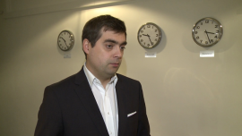 PIPC: Po podpisaniu umowy o wolnym handlu polskie firmy chemiczne nie będą konkurencyjne wobec amerykańskich. Wszystko przez pakiet klimatyczny BIZNES, ,umowa o wolnym handlu, sektor chemiczny, pakiet klimatyczny, pakiet energetyczno-klimatyczny, Komisja Europejska, Polska Izba Przemysłu Chemicznego - Po podpisaniu przez Unię Europejską umowy o wolnym handlu ze Stanami Zjednoczonymi niektóre grupy produktów chemicznych mogą nie być konkurencyjne – alarmuje Polska Izba Przemysłu Chemicznego. Jak wskazuje Tomasz Zieliński, prezes PIPC, wynika to z wysokich kosztów wytwarzanej z węgla energii, która na na mocy paktu klimatycznego została obciążona dodatkowymi opłatami za prawo do emisji zanieczyszczeń, oraz z uzależnienia od rosyjskich surowców.