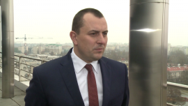 PKM Duda: rynki wschodnie mogą być zamknięte dla polskiego mięsa jeszcze przez wiele lat INWESTOR, ,PKM Duda, wyniki, III kwartał 2014, afrykański pomór świń, embargo na polskie mięso, sprzedaż, eksport mięsa - Polityczne embargo na wywóz mięsa do Rosji, Kazachstanu i na Białoruś oraz afrykański pomór świń ograniczyły eksport polskiego mięsa w kierunku wschodnim. W przeciwieństwie do producentów z innych krajów UE Polska i Litwa nie mogą eksportować także do Azji. Dodatkowo do Polski trafia część produkcji z Zachodu. W rezultacie spadają ceny, marże i zyski branży.