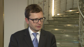 Spółki mają półtora roku na zmianę procedur przygotowywania raportów. Nowy sposób komunikacji może być szansą na przyciągnięcie klientów i akcjonariuszy INWESTOR, ,raportowanie, spółki giełdowe, komunikacja, Unia Europejska, przepisy, Stowarzyszenie Emitentów Giełdowych - Choć już samo przygotowanie do wejścia na giełdę i debiut obligują do uporządkowania sytuacji w spółce i wprowadzają konieczność ciągłej nad nią kontroli, nowe przepisy mają uprościć komunikację, tak by była bardziej zrozumiała dla inwestorów. Zdaniem szefa Stowarzyszenia Emitentów Giełdowych to dla spółek szansa na zainteresowanie akcjonariuszy produktami spółek, a klientów – inwestowaniem w nie.