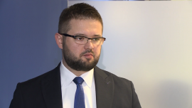 W niedzielę „złote” referendum w Szwajcarii. Jego wynik nie wywoła większych zmian w kursie franka BIZNES, ,Szwajcarzy, bank centralny, referendum, złoto, frank szwajcarski, rezerwy złota, EBC, USA, ropa, kredyty we frankach - W niedzielę Szwajcarzy zdecydują w referendum o tym, czy ich bank centralny ma zwiększyć rezerwy złota. Ryzyko, że wyniki zachwieją kursem franka, jest jednak niewielkie. Na rynek walutowy znacznie większy wpływ ma to, co dzieje się w USA.