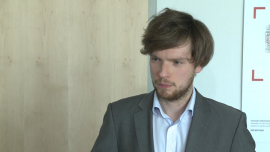 CD Projekt na minusie, ale „Wiedźmin" zapewni spółce rekordowy rok 2015 INWESTOR, ,cd projekt, gog, gry komputerowe, wiedźmin, giełda, wyniki finansowe, marketing, development - Firma CD Projekt, produkująca gry komputerowe, znana z produkcji „Wiedźmina“, w III kwartale br. miała 3,47 mln zł straty operacyjnej i 2,92 mln zł straty netto. Zarząd tłumaczy to zbliżającą się wielką premierą trzeciej części popularnej sagi, która – zdaniem analityków – będzie miała istotny wpływ na prognozowane rekordowe wyniki spółki w 2015 r.