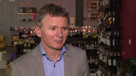 Ambra w sezon świąteczny wchodzi z kampanią wizerunkową marek Cin&Cin i El Sol. Produkty będą promowane głównie w miejscach sprzedaży INWESTOR, ,przemysł rolno-spożywczy, handel detaliczny, handel detaliczny w Polsce, marketing, promocje, święta, przemysł spirytusowy, przemysł spożywczy - Dystrybutor win i alkoholowych napojów musujących Ambra zapowiada przedświąteczną kampanię wizerunkową marek Cin&Cin oraz El Sol, w ramach której m.in. trunki dostaną nowe opakowania. Jak informuje Robert Ogór, prezes Grupy Ambra SA, akcja promocyjna odbywać się będzie przede wszystkim w miejscach sprzedaży. Spółka liczy także na większe zainteresowanie konsumentów cydrem, a na wiosnę szykuje kolejne nowości.