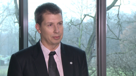 P. Sieradzan (Everest TFI): Rok 2015 może być dobry dla rynków akcji. Jego początek będzie jednak dość niepewny INWESTOR, ,EBC, QE w strefie euro, QE3, FED, Everest TFI, PKB, inflacja w USA, rynek indyjski, rynek turecki, konflikt na Ukrainie, Grecja, 2015 - Poprawia się kondycja amerykańskiej gospodarki, czego nie można powiedzieć o sytuacji gospodarczej w Europie. Na początku grudnia EBC obniżył prognozy wzrostu PKB dla strefy euro w 2014 r. z 0,9 proc. do aktualnie 0,8 proc. oraz w 2015 r. z 1,6 proc. do 1,0 proc. Inflacja w państwach wspólnej waluty spada, co skłania ku działaniom mającym stymulować gospodarkę.