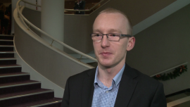 DM BDM: Spodziewamy się spadków cen ropy naftowej lub ich utrzymania na obecnym poziomie INWESTOR, ,ropa, rynek, ceny, USA, OPEC, producenci, Brent, Rosja, wojna, Ukraina, zbrojenia, Kreml, rezerwy, wydobycie ropy naftowej - Choć od dwóch tygodni cena ropy naftowej przestała spadać, nic nie wskazuje na to, by w najbliższych miesiącach surowiec ten miał znacząco podrożeć. Analitycy liczą się raczej z dalszymi spadkami cen na światowych giełdach. Kraje OPEC, które mogłyby zmienić tę tendencję, zbierają się dopiero latem przyszłego roku.