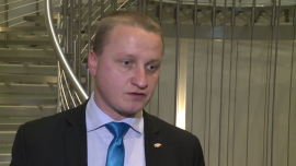 W 2015 r. rząd nie przekaże 1,5 proc. z akcyzy paliwowej na wsparcie sektora biopaliw. Trwają prace nad ustawą okołobudżetową BIZNES, ,biopaliwa, akcyza, Krajowa Izba Biopaliw, Ministerstwo Finansów - W 2015 r. Ministerstwo Finansów chce zawiesić przeznaczanie 1,5 proc. wpływów z akcyzy od paliw na wsparcie biopaliw ‒ taką zmianę przewiduje ustawa okołobudżetowa, nad którą pracuje Sejm. Przemysł związany z ich wytwarzaniem bezpośrednio daje pracę 6 tys. osób, a na potrzeby biopaliw rzepak i kukurydzę uprawa nawet kilkadziesiąt tysięcy rolników. Jednak z uwagi na niewielkie wsparcie polska branża biopaliw przegrywa z zagranicznymi rywalami.