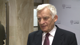 W Limie dobiega końca szczyt klimatyczny. Prof. Jerzy Buzek: UE jako samotny biegacz nie rozwiąże globalnych problemów klimatu BIZNES, ,Lima, szczyt klimatyczny, mapa drogowa, Unia Europejska, emisja CO2, kraje rozwijające się, ekologia - Globalne cele ograniczania emisji dwutlenku węgla powinny być bardziej ambitne, na wzór europejskich, ale powinny uwzględniać różnice miedzy krajami rozwiniętymi a rozwijającymi się – uważa były przewodniczący Parlamentu Europejskiego prof. Jerzy Buzek. Dobiegający końca szczyt w Limie ma na celu przygotowanie zarysu globalnego porozumienia, które zastąpi protokół z Kioto.