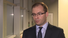 Strajki i spadające ceny węgla zagrażają kondycji spółek wydobywczych. Inwestycje w kopalnie ryzykowne BIZNES, ,Górnictwo, kopalnie, restrukturyzacja, strajki, ceny węgla, Kompania Węglowa, Jastrzębska Spółka Węglowa - Akcje spółek węglowych zostały już mocno przecenione, ale spółki te nadal obarczone są dużym ryzykiem. Wybuch strajków w kolejnych kopalniach wywołany rządowymi propozycjami zmian w Kompanii Węglowej może się okazać groźny dla branży, podobnie jak spadające na świecie ceny węgla.